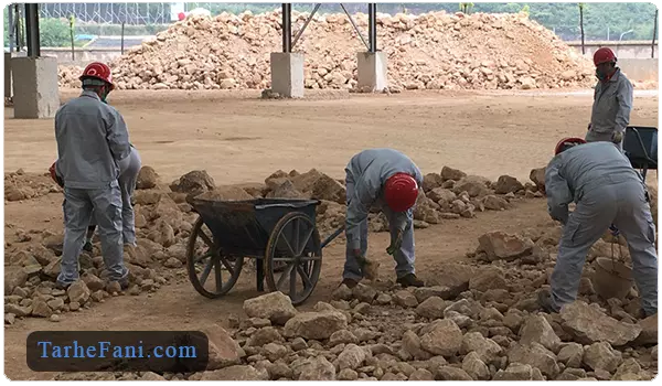 کارگران مشغول استخراج خاک نسوز هستند - طرح فنی