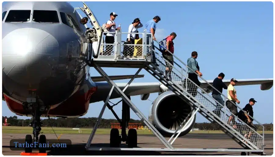 تصویر پیاده شدن مسافران از هواپیما مسافربری